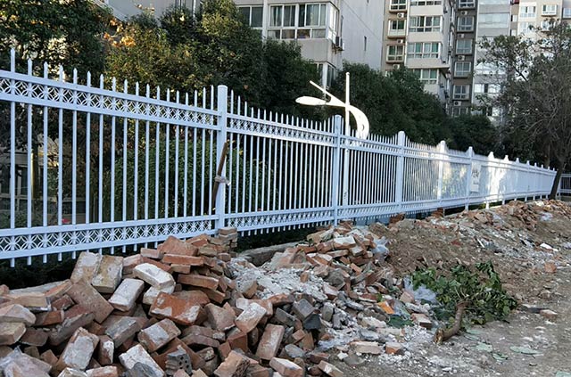 陽光小區安裝實景——圍墻護欄